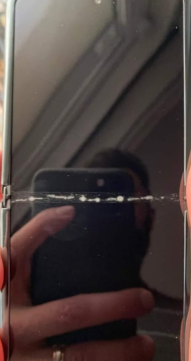davo7381's tweet photo. @SamsungMobile Never again will I purchase a Samsung mobile. My wife has been without a phone for 9 days now and has to wait another few weeks as no spares to repair her z flip phone. Obviously a design flaw with the screen as the fold cracked along the middle. 😡 https://t.co/1EjHKAuXKu