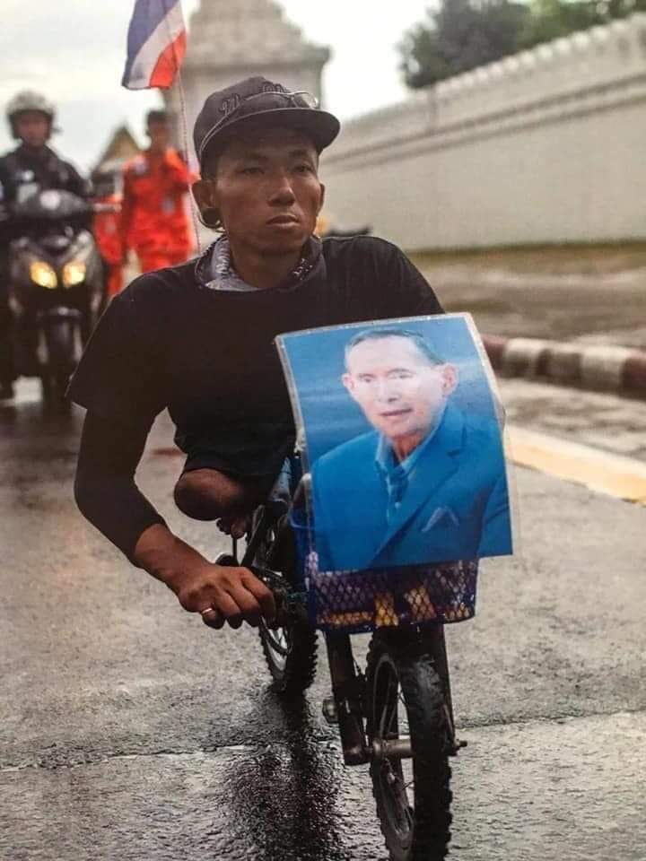 bowvy347's tweet photo. คุณพี่เขาพิการขา
แต่หัวใจพี่แกโคตรใหญ่ 
2 มือปั่นแทนขา เพื่อราชาในดวงใจ
#เรารักสถาบันพระมหากษัตริย์ #ในหลวงในดวงใจ https://t.co/3B6YPScVDu