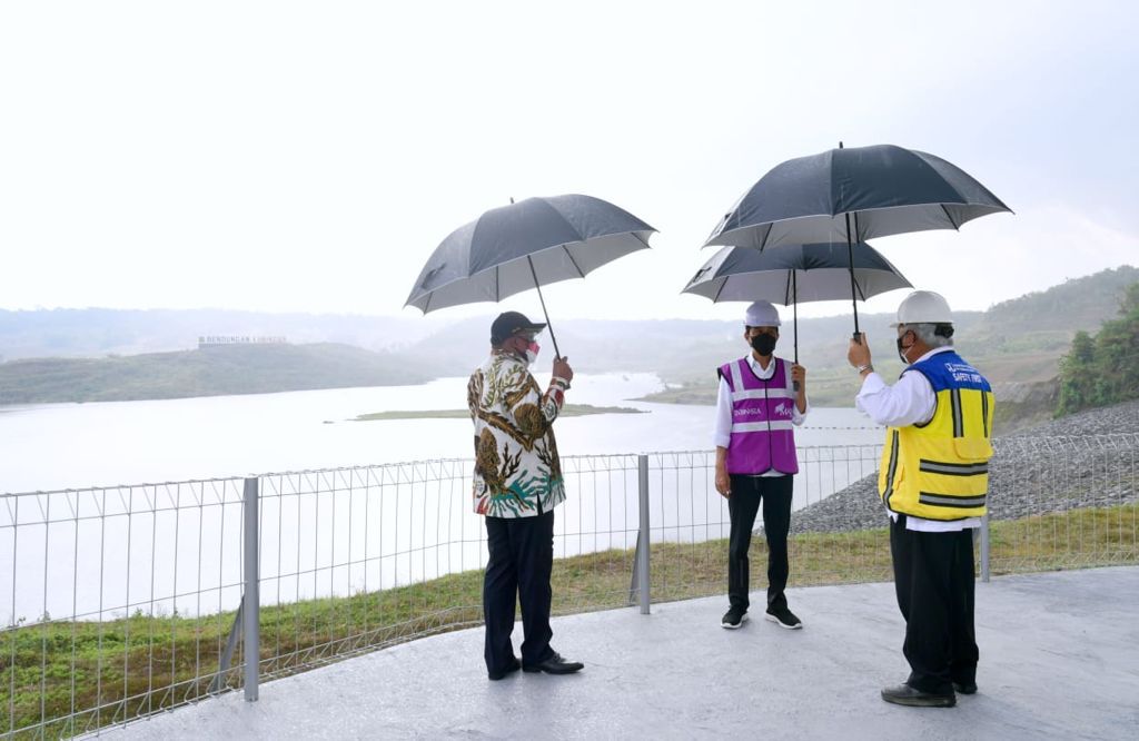 Tujuh tahun dibangun dengan biaya Rp513 miliar, Bendungan Kuningan akhirnya bisa diresmikan dan siap untuk digunakan. Bendungan dengan daya tampung 25,9 juta m3 ini akan menyuplai air secara berkelanjutan bagi 3.000 hektar sawah masyarakat di Kuningan, Cirebon, hingga Brebes.