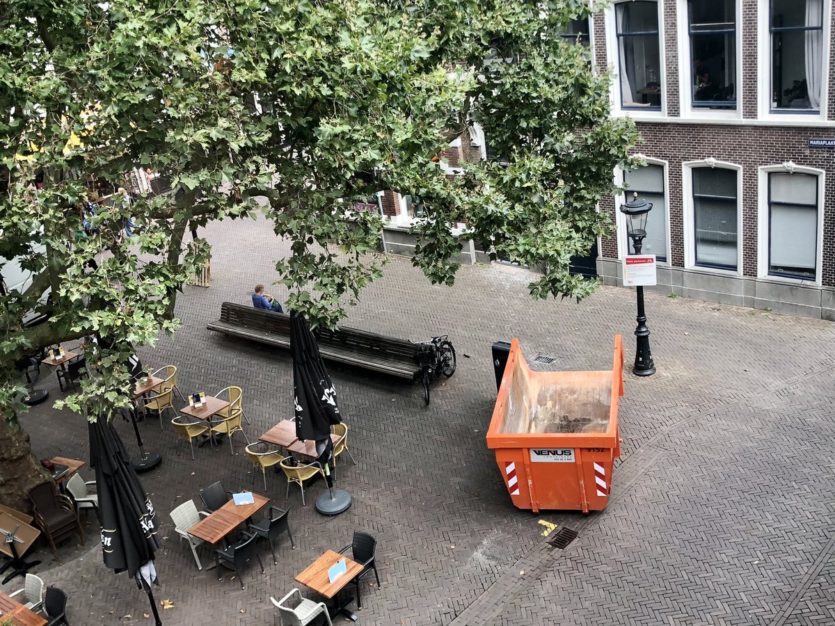 AlecBreunesse's tweet image. #VenusContainers heeft zojuist op het Pomppleintje #Mariaplaats een container geplaatst. Het ding staat er al een uur zonder dat iemand hem gebruikt. @GemeenteUtrecht @WBBinnenstad Wie zou het nodig hebben? #Leefbaarheid #openbareruimte