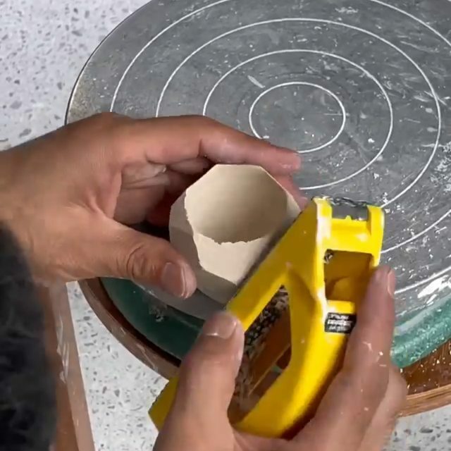 potterymaking's tweet photo. https://t.co/ThIFbCD8rV From @moondobang -
보석 만들기!
#pottery #porcelain #ceramic
#그릇 #백자 #물레#도자기
#potterymaking #ceramics #art #craft #handmade #potteryvideos #potteryvideo #potterytip #potterytechniques https://t.co/hlKpcVLs3T