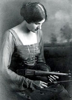 RachelGeorges12's tweet photo. Née en 1886, #RebeccaClarke est une #compositrice britannique. 
Elle se produit ainsi avec beaucoup de succès aux États-Unis et remporte plusieurs prix sous pseudonyme masculin.
@EdDesfemmes #composition 
https://t.co/4gw8uBDElu https://t.co/xS6fmRC2kQ