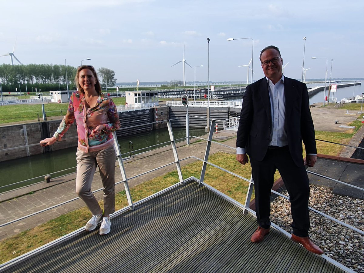 CBRBtweets's tweet photo. Het #CBRB kijkt terug op een fijne samenwerking met Cora van Nieuwenhuizen tijdens haar periode als minister van #Infrastructuur en Waterstaat. Het CBRB bedankt haar voor haar inzet en grote betrokkenheid bij de #binnenvaartsector. Wij wensen haar succes met de nieuwe functie. https://t.co/HASukHq6Sl