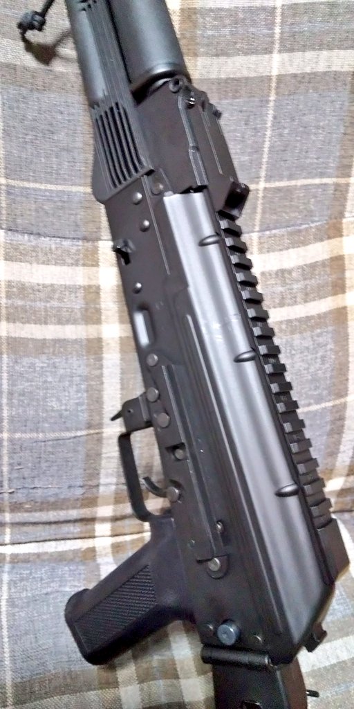 Bukisounin_KIRA's tweet photo. 今日の武器商人(笑)② #CYMA #CM040C 試射＋チェック完了😆トップカバーレールは純正CMARC194(zhukov)にてビス一本ポン付🔧過去同系列持っていたがマグ部穴開きじゃ無くなってる👍でも、板ヒューズじゃ無い😨VFC互換だからチャーハンシャフトぶらぶら😆このサイズで3.5㌔なら合格か？適正85㍍/14発/S https://t.co/T6I9IkTxyI