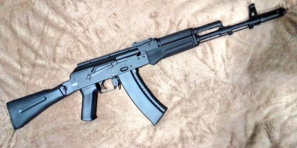 Bukisounin_KIRA's tweet photo. 今日の武器商人(笑)② #CYMA #CM040C 試射＋チェック完了😆トップカバーレールは純正CMARC194(zhukov)にてビス一本ポン付🔧過去同系列持っていたがマグ部穴開きじゃ無くなってる👍でも、板ヒューズじゃ無い😨VFC互換だからチャーハンシャフトぶらぶら😆このサイズで3.5㌔なら合格か？適正85㍍/14発/S https://t.co/T6I9IkTxyI
