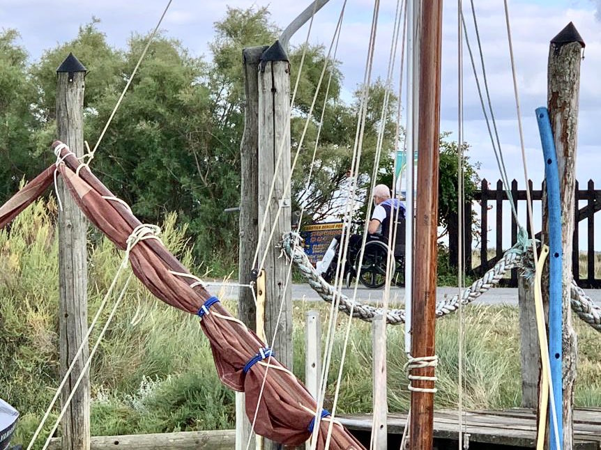 Fin de vacances : j’ai la chance de pouvoir exposer des photos avec une artiste peintre à Chatelaillon.  Le Covid m’a permis de masquer ma maladie ! Avec la reprise des concerts en 2021, fini l’hypocrisie (une étape de plus dans la résilience) : je ne marche plus, je roule.