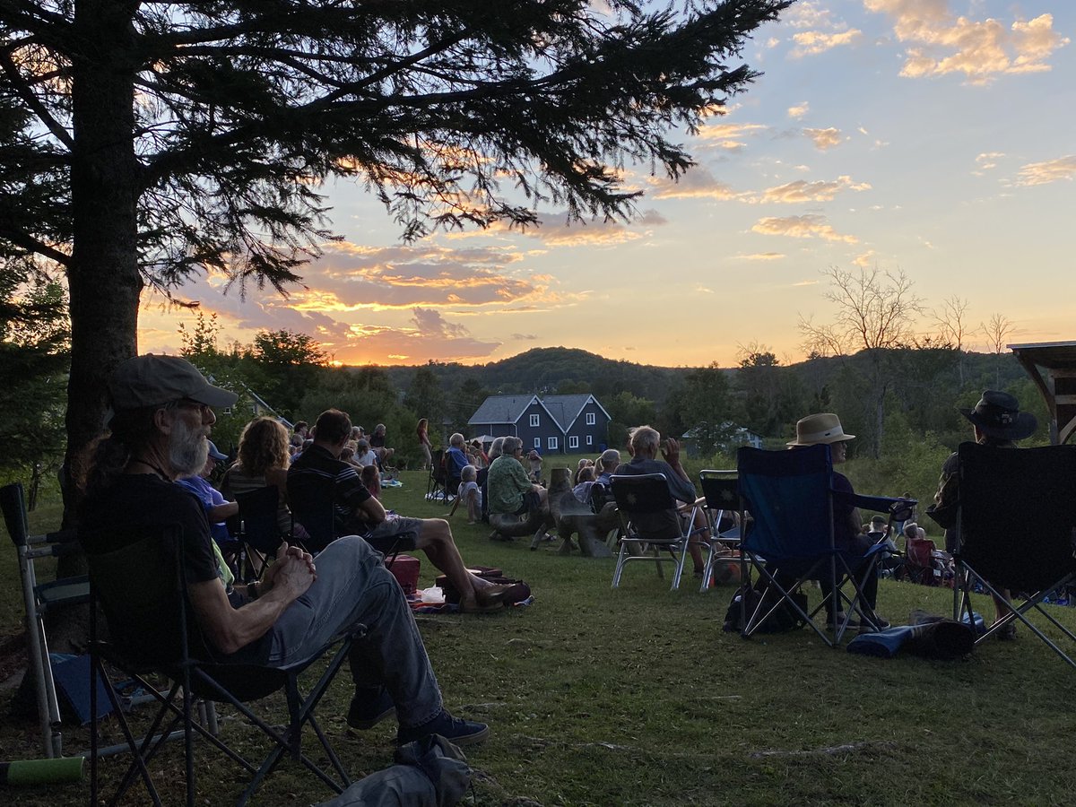 Closed out our Musical Mondays series in style last night with some #bluegrass 🎶🪕❤️. 

See you next summer music lovers 

#livemusic #ILoveWakefield #sunsets  #OutaouaisFun