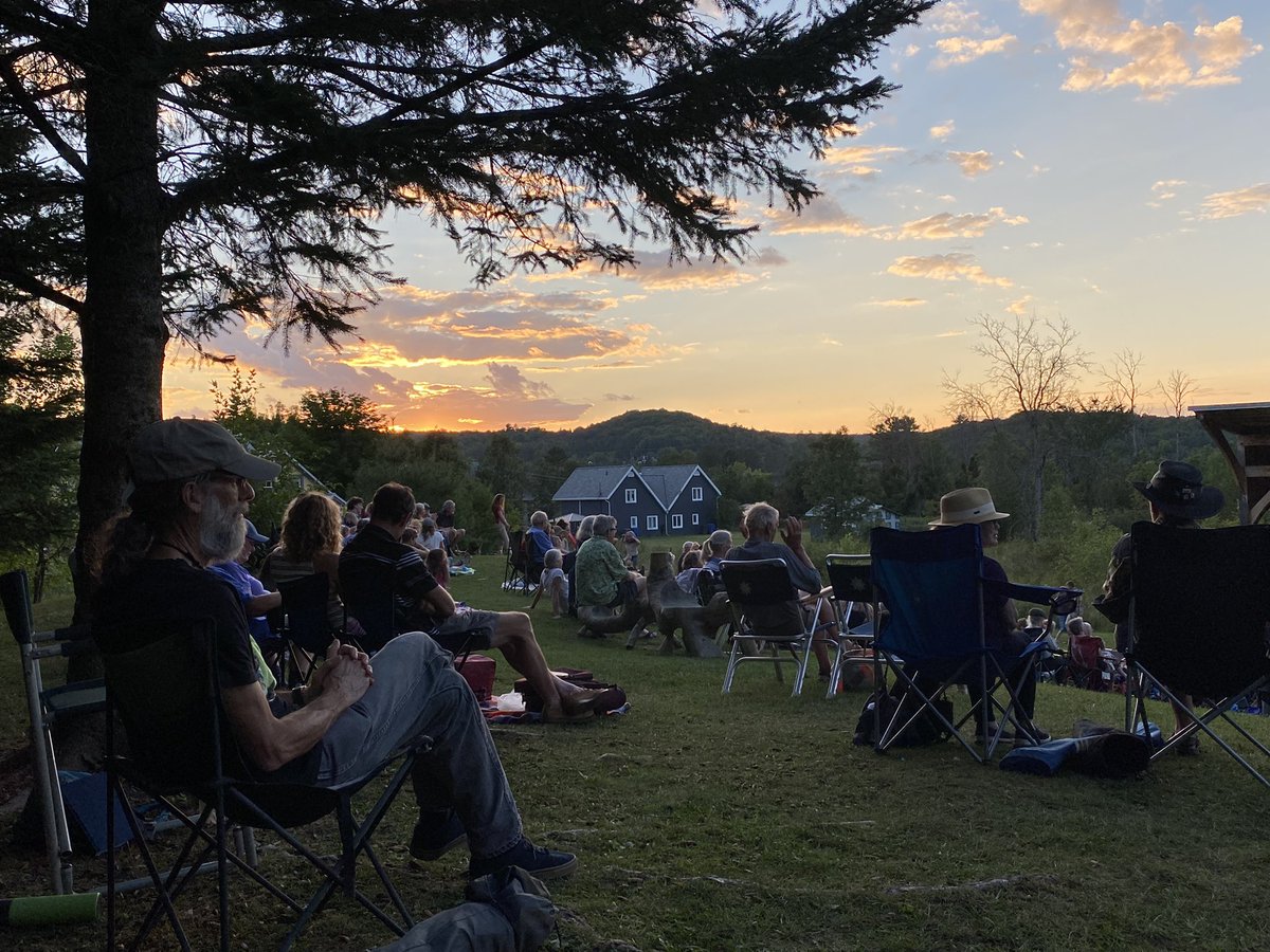 Closed out our Musical Mondays series in style last night with some #bluegrass 🎶🪕❤️. See you next summer music lovers #livemusic #ILoveWakefield #sunsets #OutaouaisFun