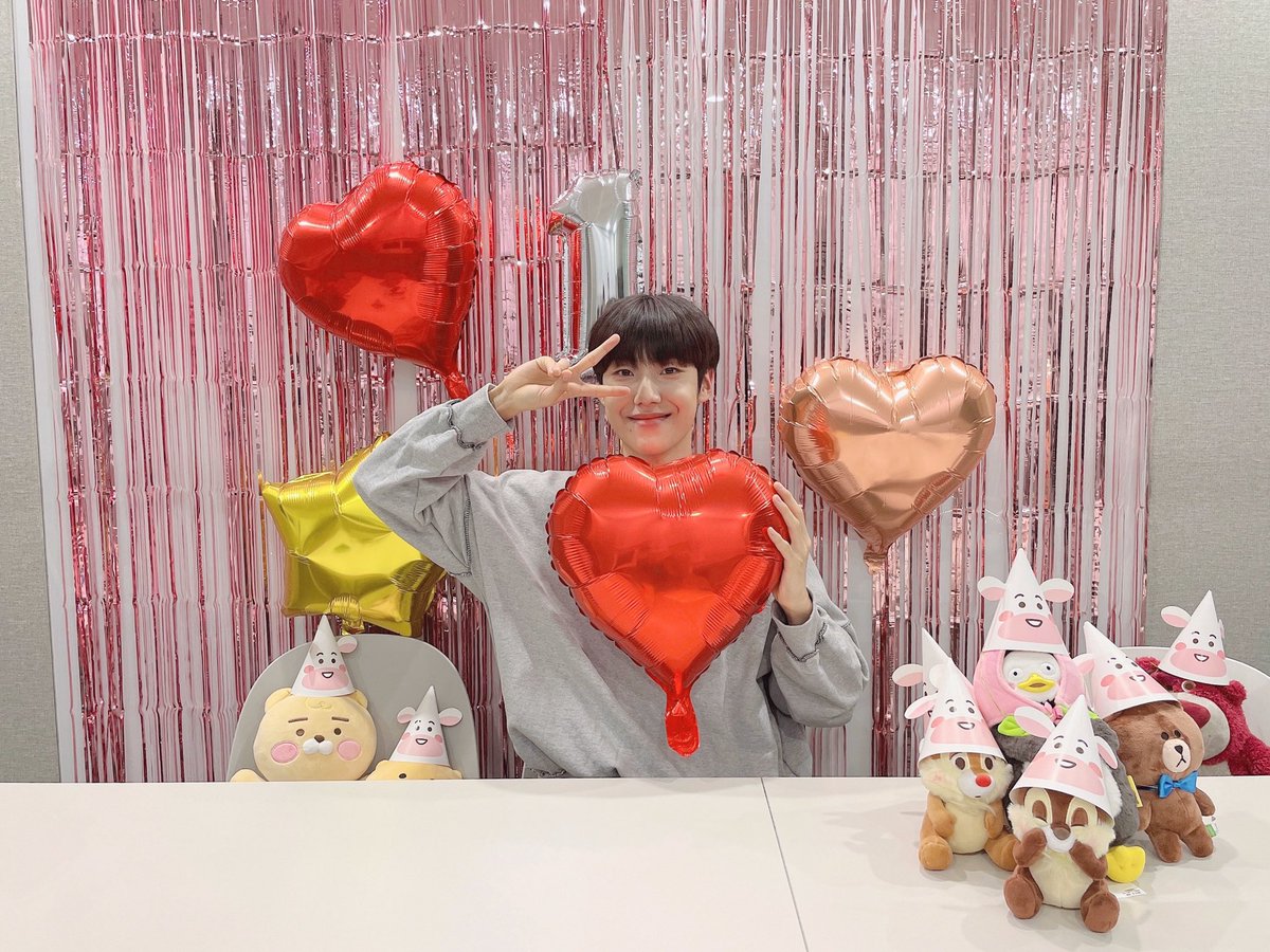 LES_BNM's tweet photo. [📷] 은상이의 솔로 데뷔 1주년 축하파티🎉

축하파티에 와주신 여러분들!
정말 감사합니다🎈

#이은상 #LeeEunSang #스카에서_선샤인으로_솔로1주년_축하해 #BeautifulMomentsWithEunsang #브랜뉴뮤직 #BRANDNEWMUSIC https://t.co/Xu8IeLUWgX