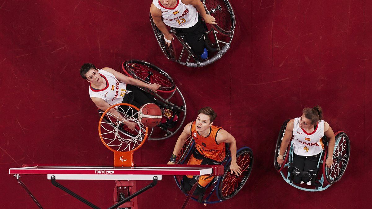 Marc van de Kuilen (<a href="/Marcc2/">Marc van de Kuilen</a>) en Cees van Rootselaar (<a href="/cvrootselaar/">Cees van Rootselaar</a>) zitten klaar voor de kwartfinale van de rolstoelbasketbalsters. Nu LIVE op NOS.nl: nos.nl/l/2395847