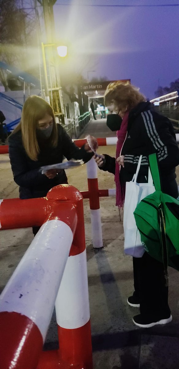 AnaSuri13's tweet photo. A las 6 de la mañana como todos los días voy a la estación de tren de San Martín rumbo a mi cónsul, y veo a Nancy Cappelloni la mujer de Katopodis haciendo campaña y hablando con los vecinos. 
La verdad, no son todos los políticos iguales... 🤩👏 https://t.co/sJQ72hcmNZ