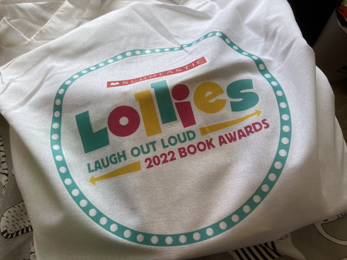 eenalol's tweet photo. EEEEH! My #Lollies2022 #LolCrew package has arrived and it is FULL of goodies!! Books, a tote, a mug, a pen and a notebook?! I can’t wait to share these 4 books from the 9-13 category with my new crew from next week! Thank you @scholasticuk @lolbookawards!! https://t.co/pmlIpWvcml