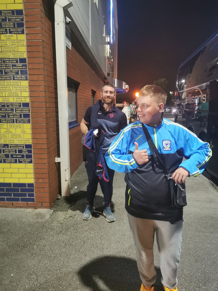 wiganchimp's tweet photo. When ur son thinks he funng having his photos took with saints LMS https://t.co/rfVVEmR0BU