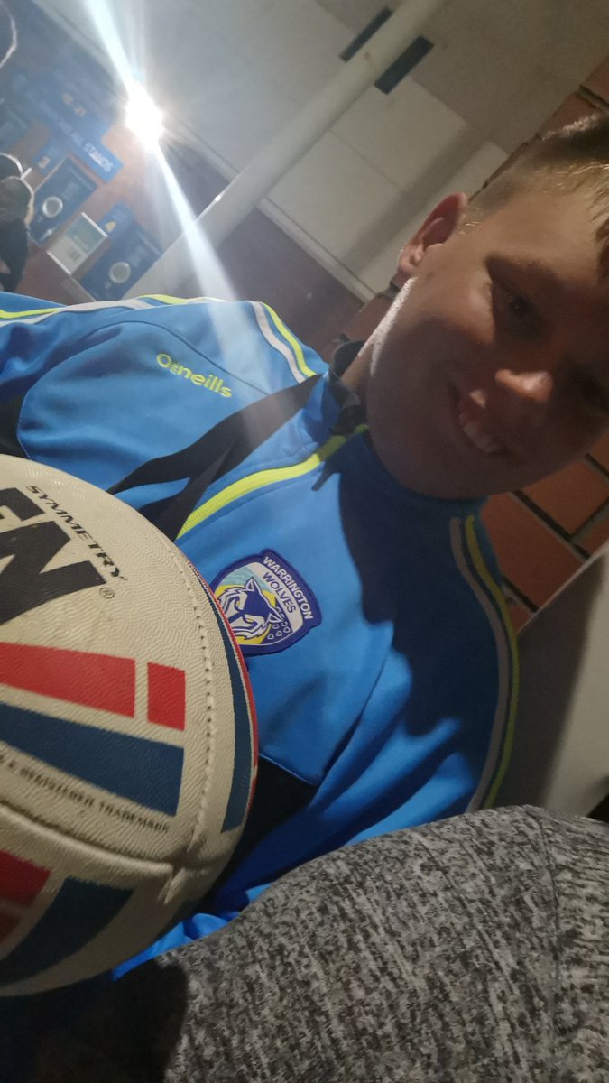 wiganchimp's tweet photo. When ur son thinks he funng having his photos took with saints LMS https://t.co/rfVVEmR0BU