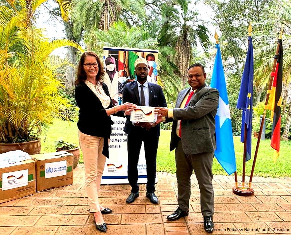 GermanyinSOM's tweet image. 🇩🇪 Federal Ministry of Health @BMG_Bund donates 1.3 million masks to @WHOSOM for distribution in 🇸🇴 in midst of a resurgence of cases. “We will continue to stand with Somalia during this pandemic.”