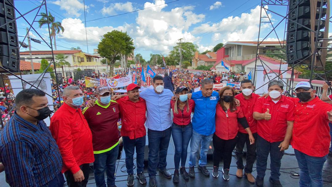 OviedoPSUV's tweet photo. Nuestro pueblo es el motor de esta revolución y con ellos formalizamos nuestra candidatura a la Alcaldía de Caroní. Juntos seguiremos venciendo.

https://t.co/0G5526Jvjc

#VamosCiudadGuayana https://t.co/rvaOcRqaEw