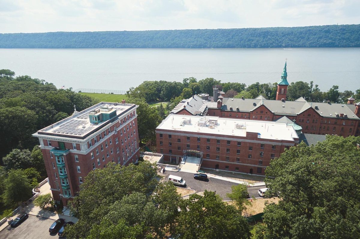 CMSVAdmission's tweet photo. The Office of Admission (Seton Hall) has a 🆕 neighbor and her name is Aquino Hall 🤩

Click the link below to book a tour and check it out for yourself 😎🤝

https://t.co/My0Ty2ccLh

#WeAreCMSV https://t.co/Rdpw7zoYUW