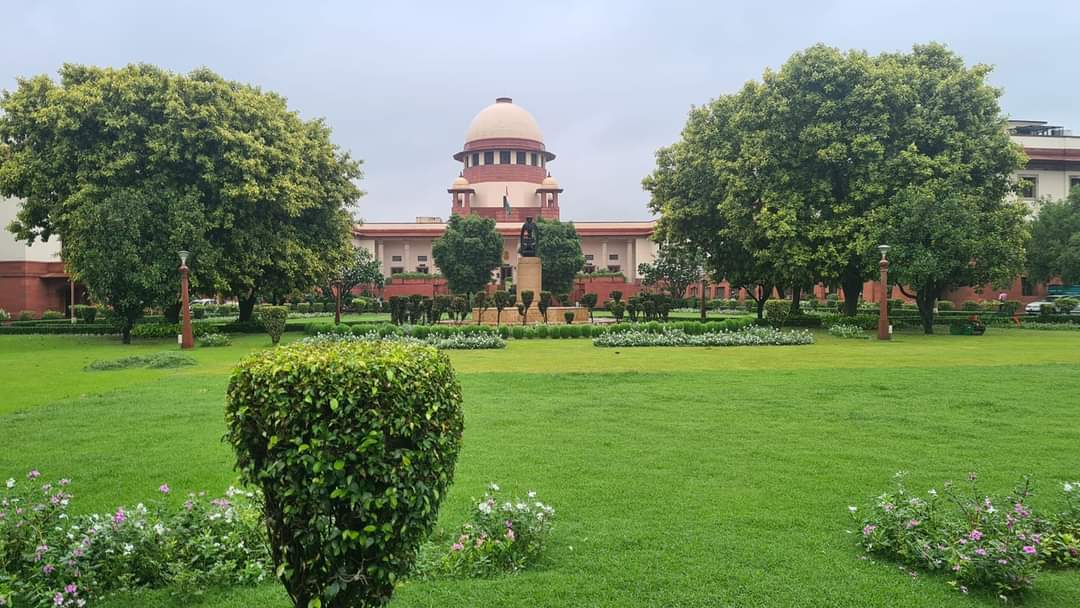उत्तराखंड सरकार द्वारा आयुर्वेदिक कॉलेज में की गई असंवैधानिक शुल्क वृद्धि पर माननीय उच्चतम न्यायालय की खंडपीठ ने Special Leave Petition को स्वीकार करते हुए सरकार समेत अन्य पक्षकारों को नोटिस जारी किया तथा 4 हफ्ते में जवाब दाखिल करने के निर्देश दिए हैं। <a href="/AAPUttarakhand/">Aam Aadmi Party Uttarakhand</a> <a href="/moayush/">Ministry of Ayush</a>