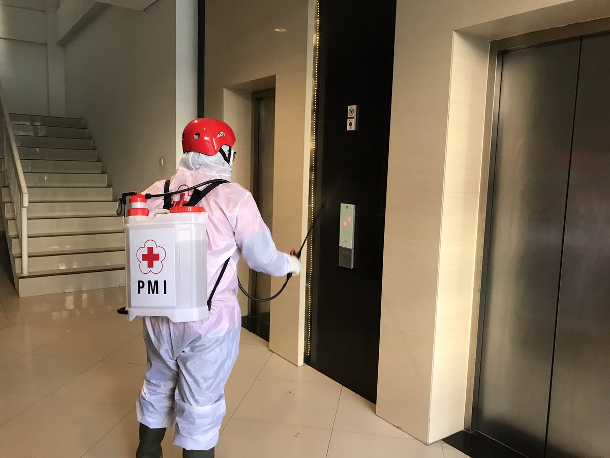 pmibadung's tweet photo. Seperti yang dilaksanakan PMI Kabupaten Badung pada hari ini melakukan spraying desinfektan yang bekerja sama dgn Satgas Covid-19 Kabupaten Badung.
Kegiatan spraying desinfektan  di Wisma Bima 1 dan Wisma Bima 2 Kuta yang menjadi tempat ISOTER (Isolasi Terpadu) Kabupaten Badung. https://t.co/W1raqm3yB0