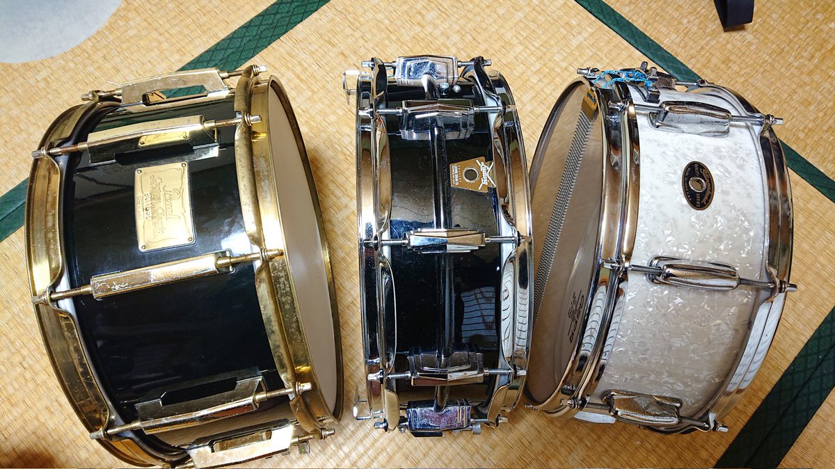 sakamototakeoff's tweet photo. いちばん持ってたときで8台。
地元の団体に寄付したり
教え子のところに嫁いだり。

結局のところ
わりとベタに有名な「名器」といわれる3台に落ち着く。
1台ずつの紹介やエピソードはまた追々♪

#slingerland #radioking  #ludwig #blackbeauty #pearldrums #customclassic https://t.co/YwPR8b7utO
