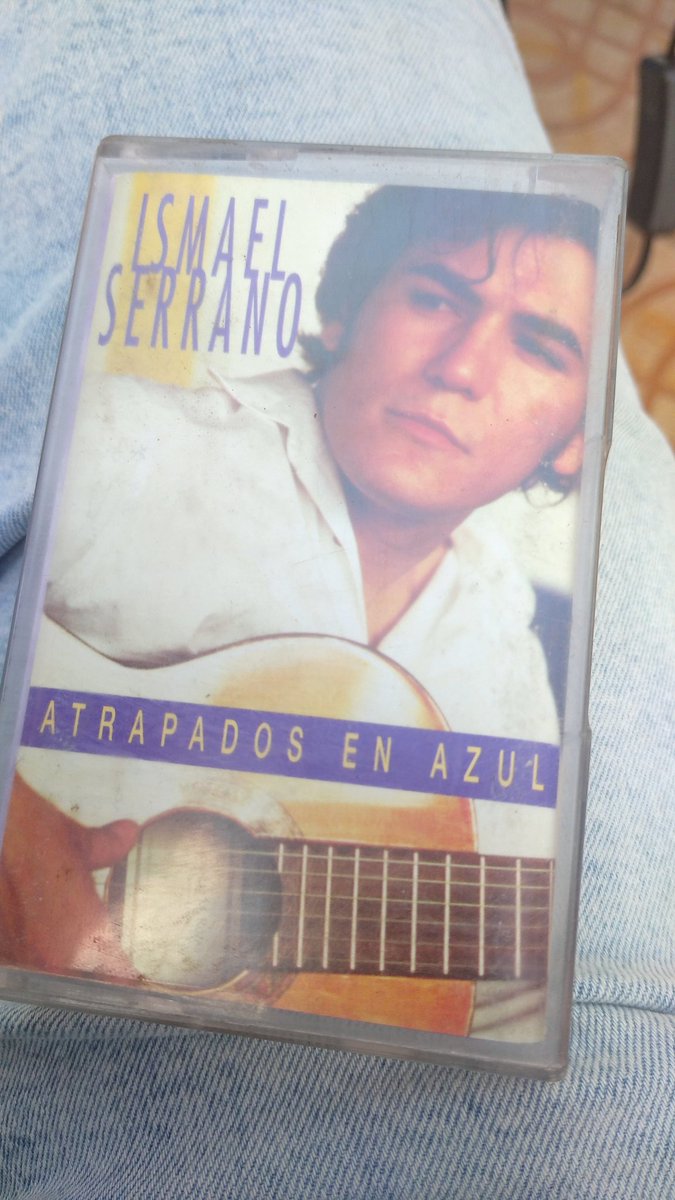 Tercermalco's tweet photo. Buscando entre recuerdos, hemos buceado hasta quedarnos #AtrapadosEnAzul.

Sólo han pasado 24 años. Quizá, dentro de otros tantos, olvide alguna letra. Por el momento cada canción es el marco de un recuerdo. La foto de un instante maravilloso.

@SerranoIsmael
@mispostrecillos https://t.co/RaKCWt8Euz