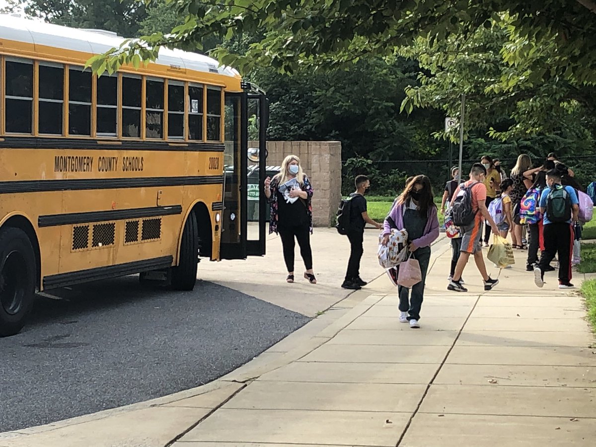 ApWmes's tweet image. Day 2 arrival ran very smoothly! Students and families were quick to learn our morning routines. #WMESWolves #wolvesatwork