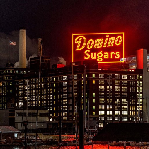 Iconic Domino Sugar sign in Baltimore relit with SloanLED FlexiBRITE tube lighting. #signs #lightingsolutions #LED #sfsupplies #SloanLED 
@sloanled
 📷 credit: Roger Katzenburg 
loom.ly/WgAp_p0