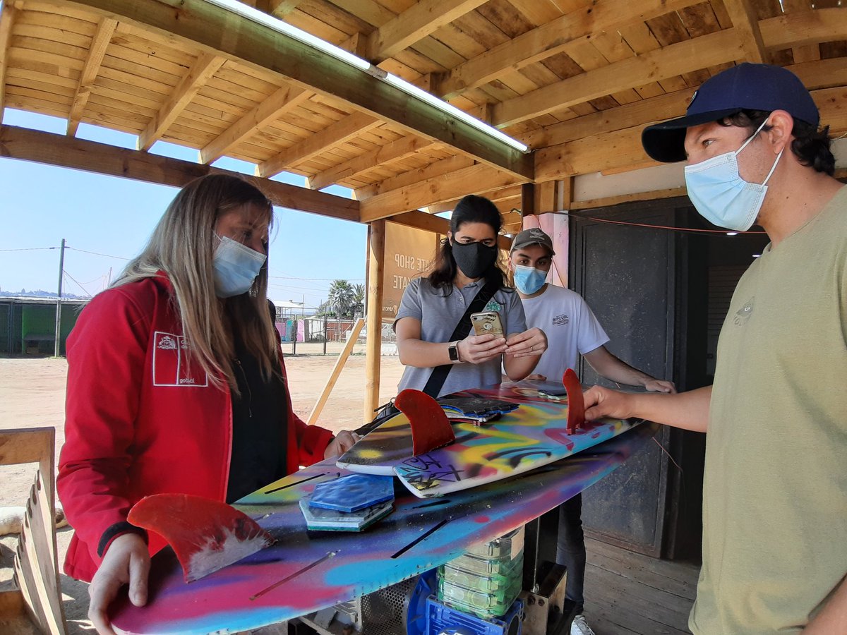 mma_valparaiso's tweet photo. Tremenda iniciativa de @resurfclaje 🏄‍♂️ de Playa La Boca de Concón, quienes elaboran quillas para tablas de surf con plástico reciclado ♻️ (entre otros elementos) proveniente de limpiezas de playas que realiza y la colaboración de @plconcon 👏 ¡Gran ejemplo de economía circular! https://t.co/5PetDXXVgZ