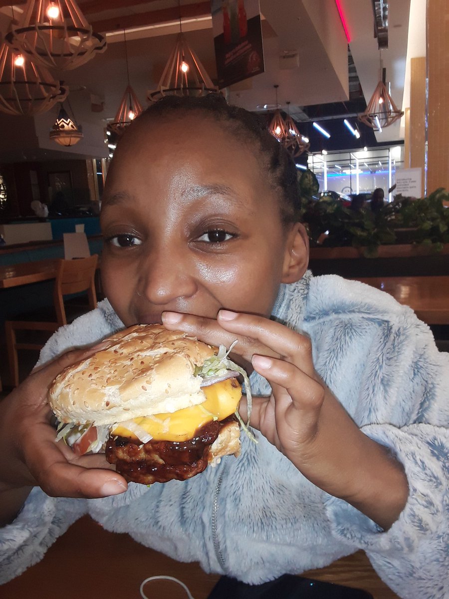 What a mouth watering burger… If you think this looks good, you could get your own with @spursteakranches Cheese Burger Monday’s 🍔 I really enjoyed my Cheese Burger Monday, for only R65!  

#SpurCheeseBurgerMondays #SpurSteakRanches #Ad