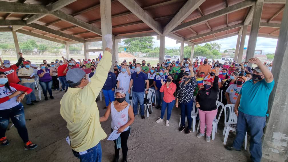 Acompañamos al Dip <a href="/JuanCSierraPSUV/">Juan Carlos Sierra</a> en la discusión de la Ley del Parlamento Comunal Nacional desde la Parroquia Guerrero Ana Soto. Se hicieron presente comunas, parlamentarios y consejos comunales, donde debatieron y nos hicieron llegar parte de sus propuestas