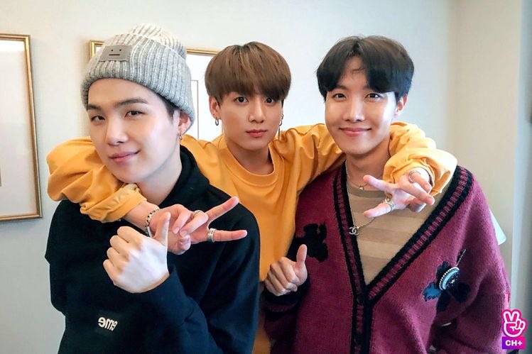 sopefolder's tweet photo. Happy birthday to the one and only jeon jungkook 💜

#BornToShineJungkook
#GoldenArtistJKDay
#VoiceOfHeavenJK
#HeartOfGoldJK 
#OurGiftJungkook
#OurNo1Jungkook
#WeStayWithJungkook
#LightInOurDarkJK
#OurBrightestStarJK 
#AceJungkookDay
#HappyJKDay
#HappyBirthdayJungkook https://t.co/7cK9obsR6y