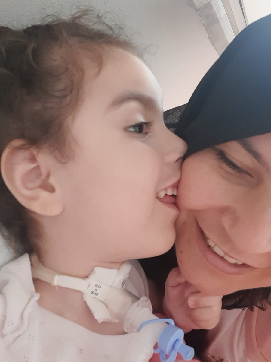 Annecim seni çok seviyorum. Annem benim kahramanım. Beni tedavime ulaştırmak için söz verdi bana. Annemi yalnız bırakmayın

#FileninSultanlari Hande Polonya Kola10 Niang Gedson TRT 1