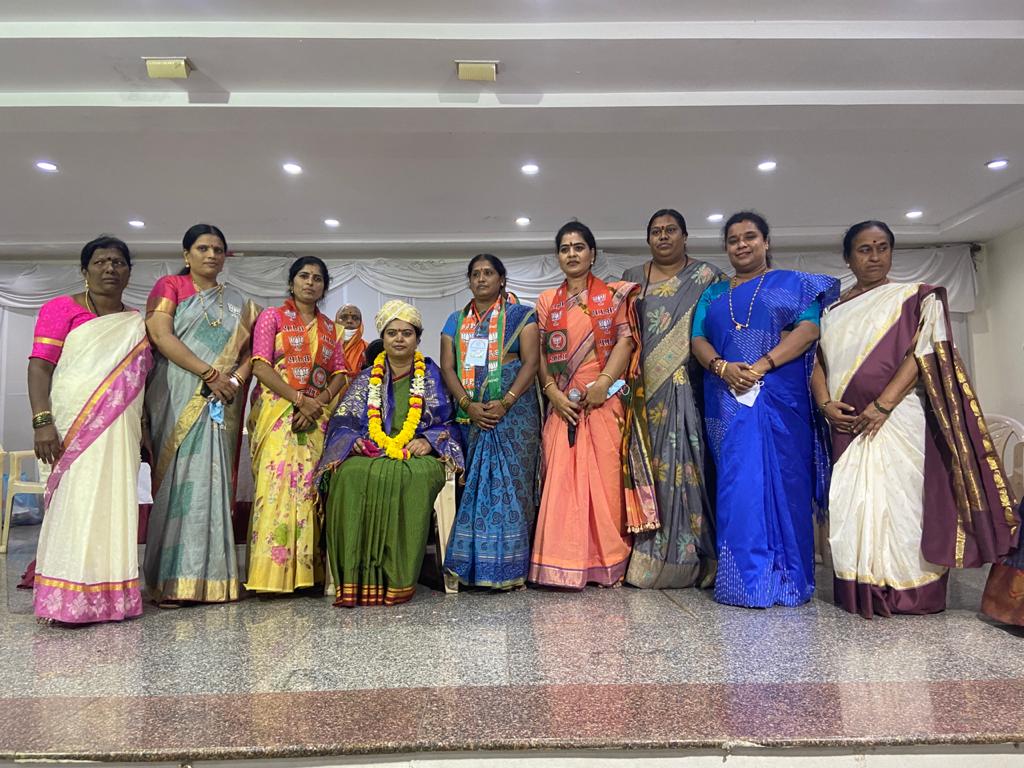 LalithaAnpur's tweet image. ಇಂದು ಗುಲ್ಬರ್ಗ ಮಹಾನಗರ ಪಾಲಿಕೆ ಚುನಾವಣೆಯ ಪ್ರಚಾರದಲ್ಲಿ ರಾಜ್ಯ ಮಹಿಳಾ ಮೋರ್ಚಾದ ಅಧ್ಯಕ್ಷರು  ಶ್ರೀಮತಿ ಗೀತಾ ವಿವೇಕಾನಂದ  ಮೇಡಂ ಅವರ ಜೊತೆ ಭಾಗವಹಿಸಲಾಯಿತು. 
     ಕಾರ್ಯಕ್ರಮ ದಲ್ಲಿ  ರಾಜ್ಯ ಮಹಿಳಾ ಮೋರ್ಚಾ ಪ್ರಧಾನ ಕಾರ್ಯದರ್ಶಿ ಶಿಲ್ಪಾ ಸುವರ್ಣ ಭಾಗವಹಿಸಿದರು. @BJP4Karnataka @BJPMahilaMorcha @blsanthosh