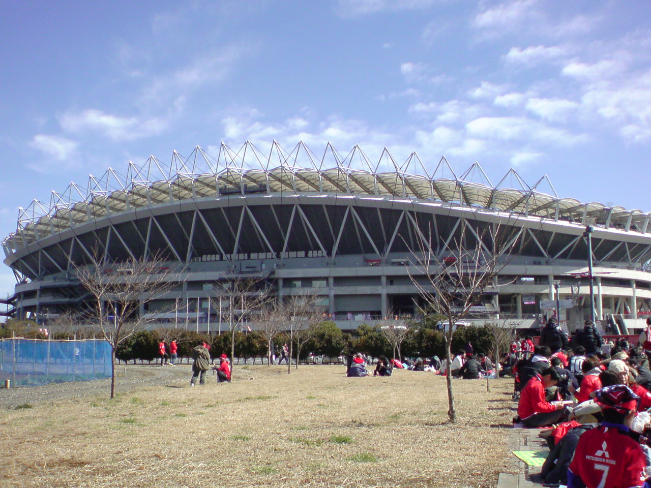 Reds Fortune 埼玉スタジアム2 2 私のホームスタジアム 傾斜が緩くて ゴール裏に屋根がないものの くさっても日本では数少ないサッカー専用スタジアム ビジターエリアが狭く さらに待機場所も狭く おもてなしの精神がないのでビジターには厳しい
