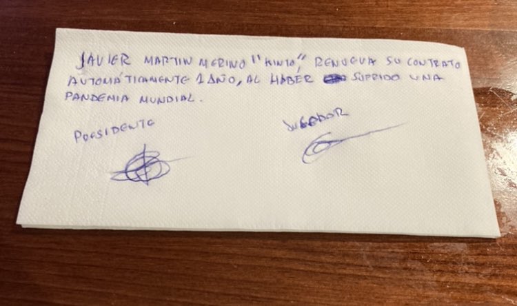 XivatronicsZagu's tweet photo. Nuestro portero @QuintoJavi renueva un año más con nosotros!!!! Y jugará hasta los 41 años 🙌🏻🥳🤩
Adjuntamos el momento de la firma en las oficinas del club. Como los más grandes, el contrato de redactó sobre una servilleta. 
#vamosxivas https://t.co/1x5O9c6WD9