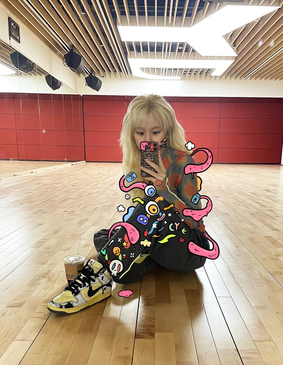 Toolkit04's tweet photo. 🍓⚡️💀chaeyoung 🙃💋⭐️ https://t.co/6DCvRG5Yav