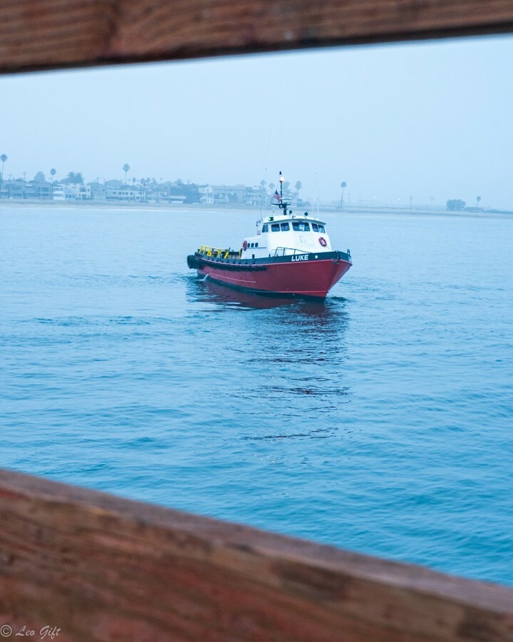 #anerdshoots #sealbeachpier 
Every day this boat picks up workers from the sealbeach pier to the Oil rigs nearby. 
#sealbeachca 
#boatpickupssealbeach
.
.
.
.
.
#californiadreaming #calilove #californiacoast #socalbeaches #sunrisebeachwalk  #losangelesgr… instagr.am/p/CTPbTFxlTXA/