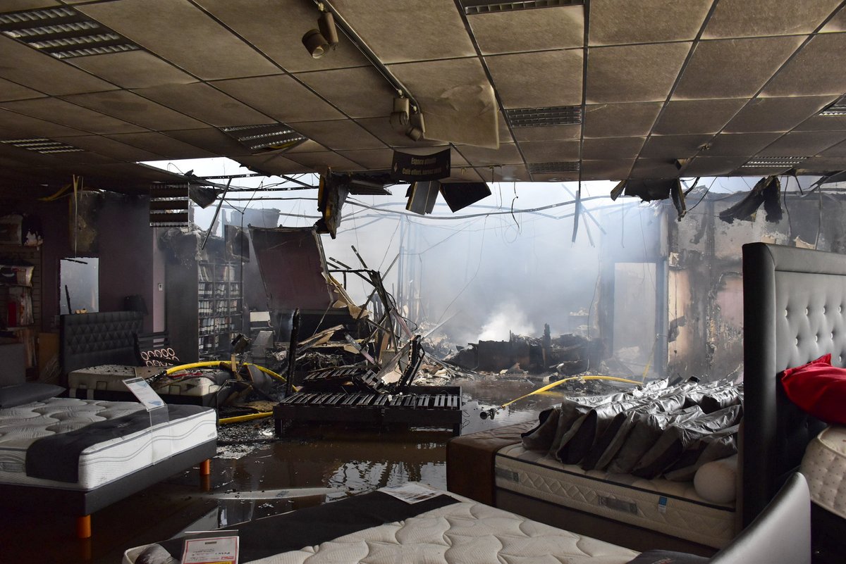 Sdis59's tweet photo. Il s'agissait des enseignes La Maison de la literie et Cuir Center, sur une surface de 1200 m2. Le déploiement des sapeurs-pompiers a permis de contenir rapidement le feu, mais également d'éviter la propagation à l'édifice cultuel voisin, à savoir la Mosquée de Dunkerque. https://t.co/VJTyHIshC1