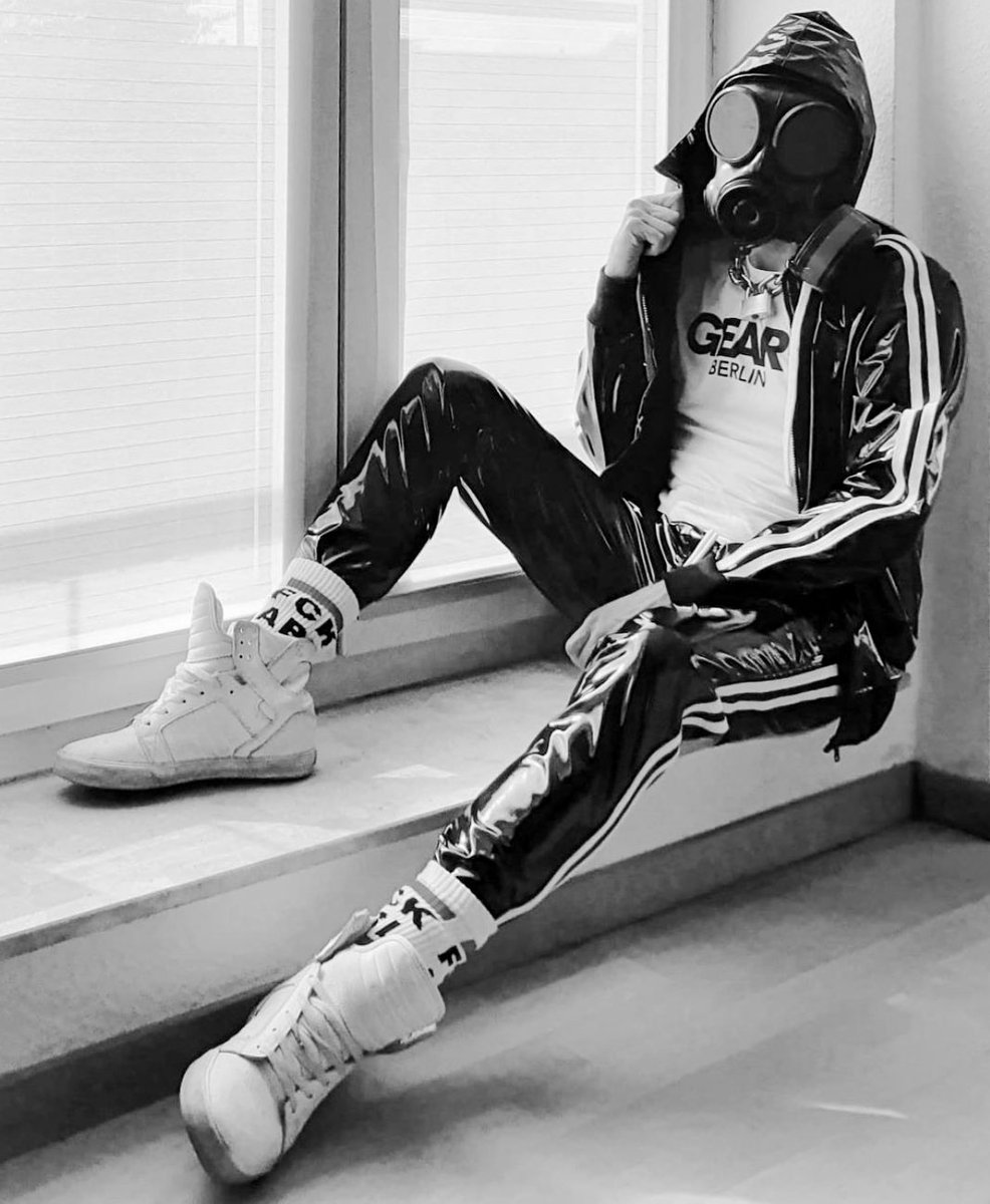 aayo_hh's tweet photo. If only it were already the weekend, and the next, and the one after that 😁🥰

#countingthedays #soon #friends #folsom #berlin #fun #shinygear #fckabl #rubbergear 🖤 #puppygear 🐾 #kinkygear ⛓ #goodtimes https://t.co/jtGE0yWVJB