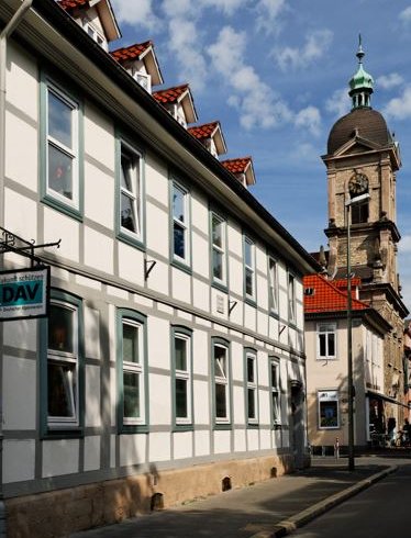 33 möblierte Einzelzimmer/Innenstadt, 11 bis 20 qm, ab 15.10.2021 für Studierende frei: Carl-Friedrich-Gauß-Heim, Kurze Str. 15, Zimmer auf 3 Etagen, Bad/Küche in Gemeinschaftsnutzung. Preise: 224-251 Euro. Alle Infos: studentenwerk-goettingen.de