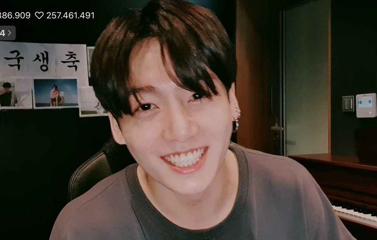BTSNewYorkCity's tweet photo. Happy Birthday Jungkook!
#HappyBirthdayJungkook 

Here's a thread of Jungkook bday events in NYC 🥰 Stay safe and enjoy, ARMY!
Thank you for celebrating your birthday with us on Vlive, @BTS_twt https://t.co/Q4aL5rFXwE