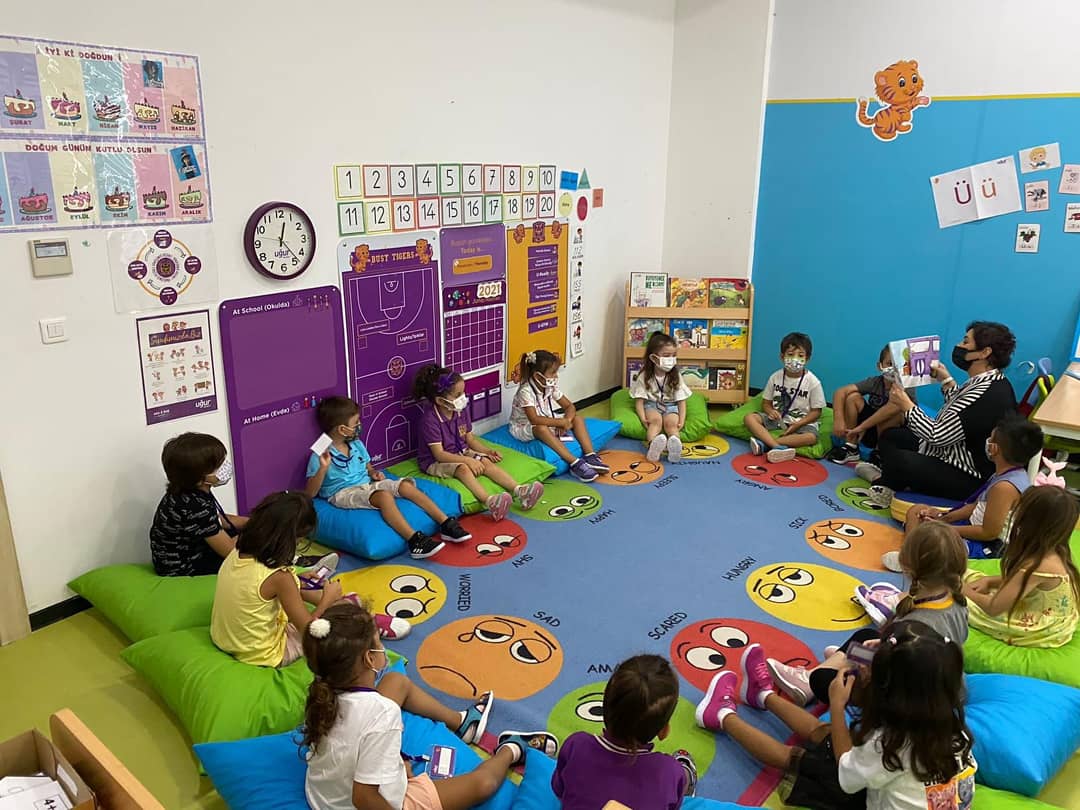 UOCalli's tweet photo. Okul Öncesi Uyum Haftasının ilk gününde öğrencilerimiz birbirleriyle kaynaşarak tanışma oyunları ve sınıf etkinlikleri ile günü keyifle tamamladılar.🎈 https://t.co/8WrHQiOlc5