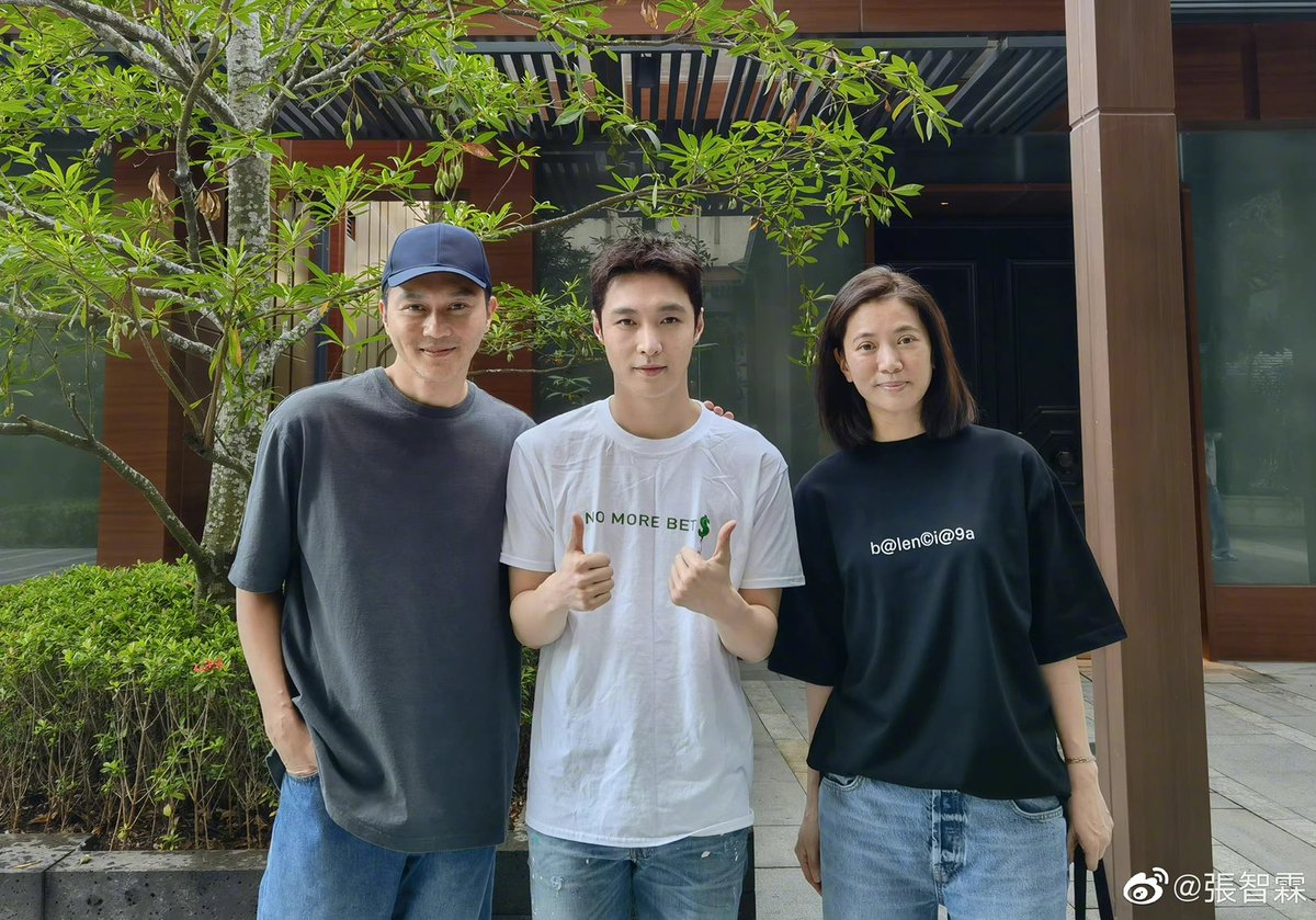 dramapotatoes's tweet photo. #JulianCheung shares snap taken with wife #AnitaYuen and #ZhangYixing as the couple ran into the artist, “Watching Crime Crackdown at home, running into Zhang Yixing on the road” https://t.co/irDOeXABY1