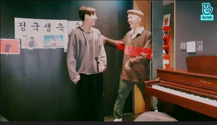 gcfjeeon's tweet image. A FELICIDADE DO JK QUANDO O HOBI APARECEU 😭😭😭😭