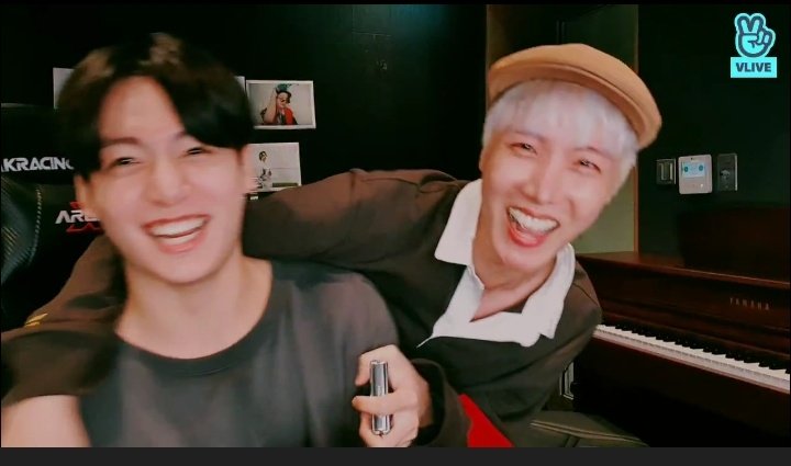 gcfjeeon's tweet image. A FELICIDADE DO JK QUANDO O HOBI APARECEU 😭😭😭😭