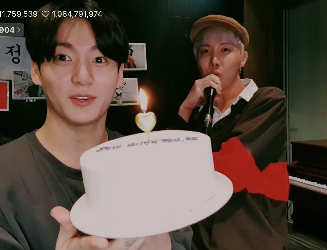 bts123_bantan's tweet photo. グク誕生日おめでとう🎂！！！
幸せな1年になりますように💜

ドアの影が何か動いてるなと思ったら！ホビ🐿もお祝い😆

#HappyJKDay
#HappyBirthdayJungkook
#BornToShineJungkook
#GoldenArtistJKDay https://t.co/bhM10iL1uC