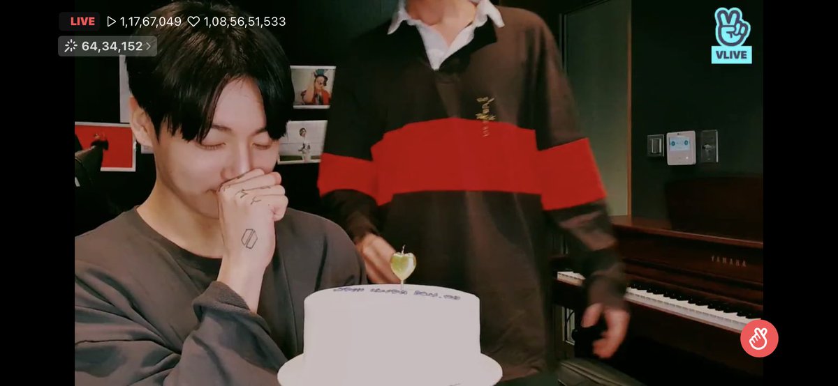 shreeshma5's tweet photo. #JungkookDay on @Vliveofficial with army 🥳🥳 https://t.co/8h96Sf1cq3