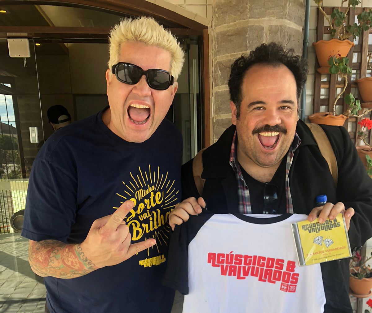 Olha ai quem já ta com seu "Diamantes Verdadeiros Vol II" em mãos!😉👏

Salve <a href="/carlinhoneiro/">Carlinhos Carneiro</a> , obrigado por nos dar a honra de participar desse trabalho! 👊

E tu, já comprou o teu na <a href="/produtooficial/">Thamy</a> ?