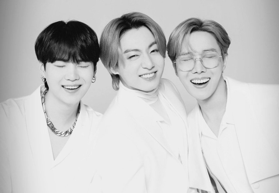 Sopeworldzip's tweet photo. Happy birthday to our precious maknae ♥️

#HappyJKDay #HappyBirthdayJungkook #GoldenArtistJKDay #HeartOfGoldJK https://t.co/zDXNZ67obA