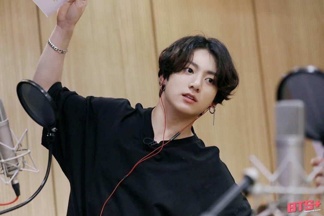 Xun24124880's tweet photo. Happy Birthday Jungkook 🎂🎂🎂@BTS_twt 

#HappyJKDay
#HappyBirthdayJungkook
#BornToShineJungkook
#GoldenArtistJKDay
#VoiceOfHeavenJK
#HeartOfGoldJK
#OurGiftJungkook
#OurNo1Jungkook
#WeStayWithJungkook
#LightInOurDarkJK https://t.co/oDY79SbhZq